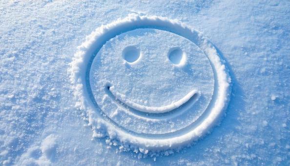 雪に描かれたスマイルマーク 雪に描かれたスマイルマークの写真