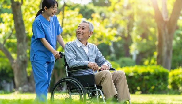 看護師に介助される患者 看護師に介助される患者の写真