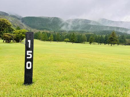霧の中の150ヤード地点標識 ゴルフ場,箱根湯の花ゴルフ場,150ヤードの写真素材
