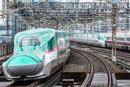 ホームを出発した東北青森新幹線E5系 ホームを出発した東北青森新幹線E5系 e5系,線路,駅の写真素材