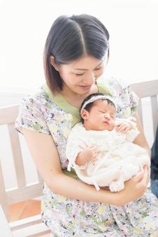 生まれたばかりの子供と母親　新生児 母親,子供,新生児の写真素材