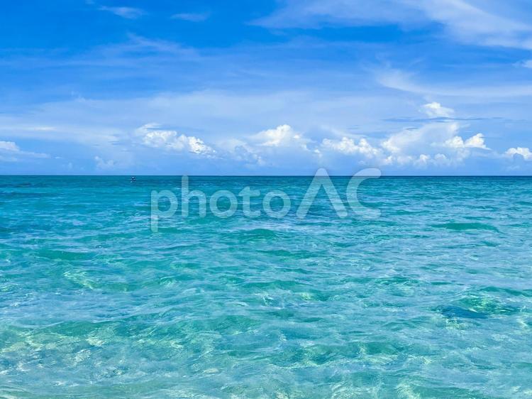 夏のイメージ：透明な海と白い雲 海,夏,空の写真素材