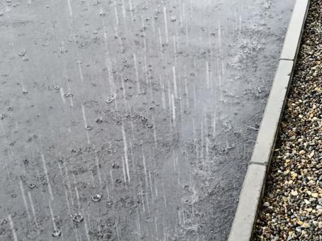 急に降り出したお大雨 急に降り出したお大雨 雨,豪雨,アスファルトの写真素材