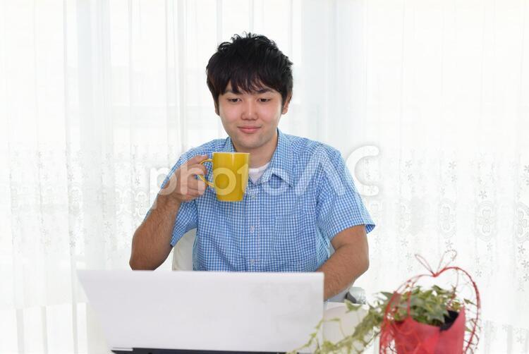 珈琲を飲み寛ぐ男性 男性,男,珈琲の写真素材