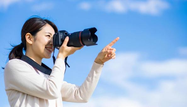 レンズを向ける日本人女性カメラマン レンズを向ける日本人女性カメラマンの写真