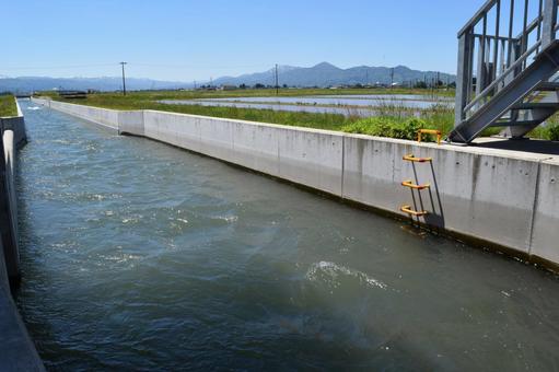Photo, agricultural waterway, canal, agricultural water use, 