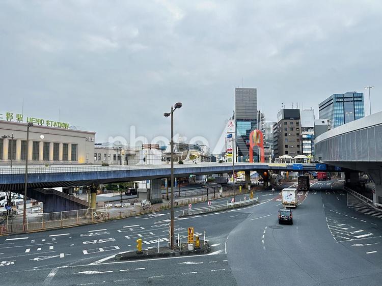 上野周辺　歩道橋　早朝の街並み 街並み,東京都,台東区の写真素材