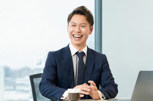 笑顔で対話をする男性ビジネスマン 笑顔で対話をする男性ビジネスマン 男性,笑顔,対話の写真素材