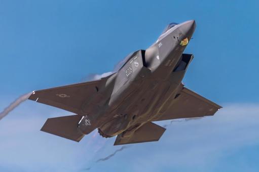 F-35A戦闘機 F-35A戦闘機 最新鋭機,ステルス,フライトの写真素材