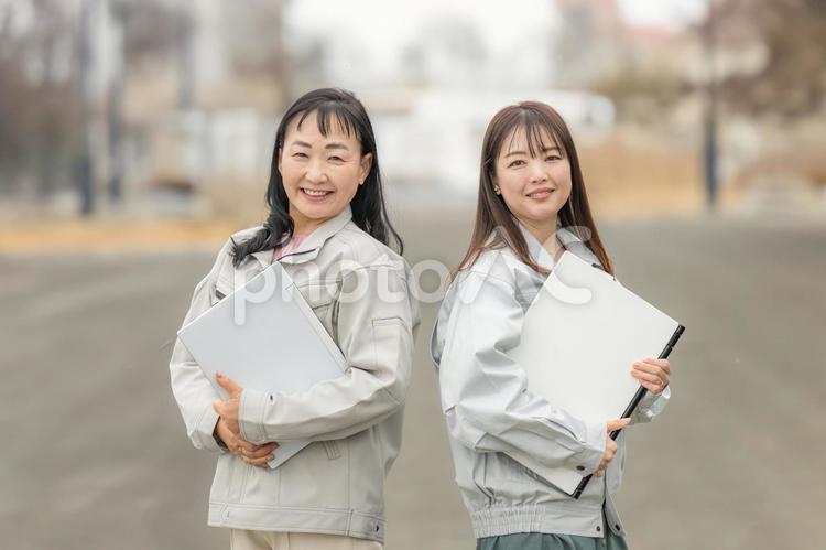PCと作業服女性たち 作業服,働く女性,女性作業員の写真素材