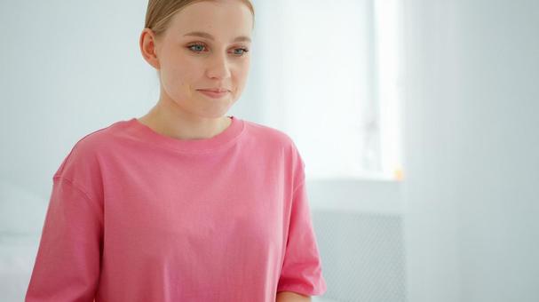 微笑むピンクの服の女性 微笑むピンクの服の女性 女性,微笑む,嬉しいの写真素材
