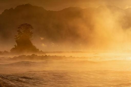 朝日に染まる気嵐の雨晴海岸 気嵐,毛嵐,幻想的の写真素材