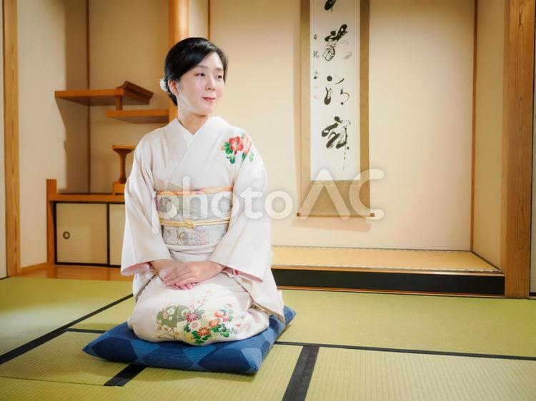33：和服で微笑んでいる女性 着物,ご挨拶,ごあいさつの写真素材
