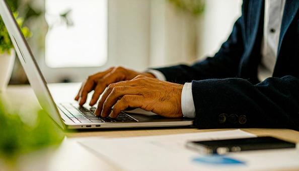 パソコンを打つ日本人サラリーマンの手の写真