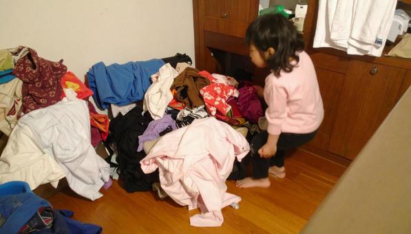 洗濯ものが散乱している女性の狭い部屋の写真