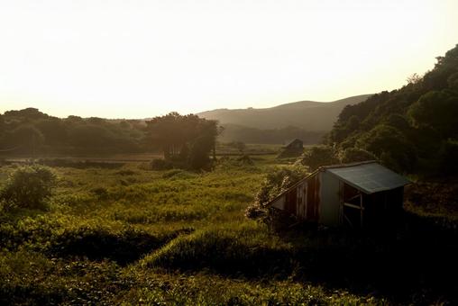 <Goto scenery> Farmland and huts at dawn, JPG <Goto scenery> Farmland and huts at dawn, JPG