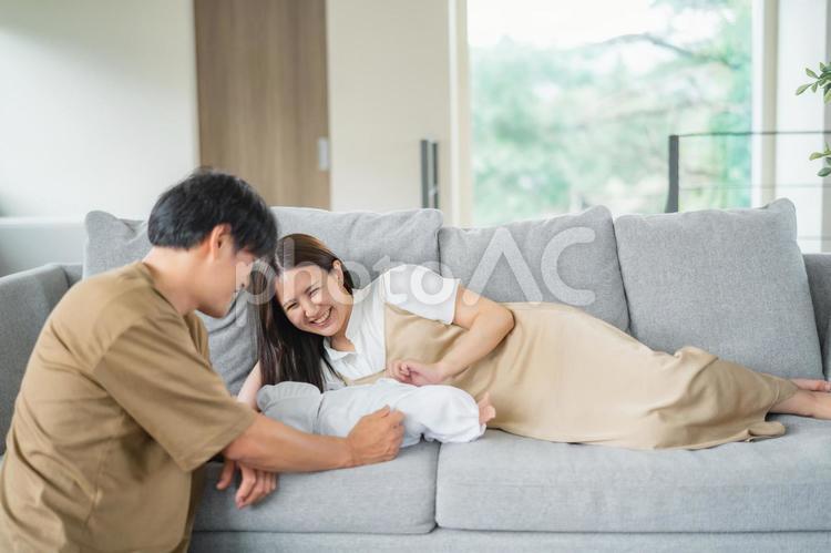 赤ちゃんを世話する男性 赤ちゃん,夫婦,育児の写真素材