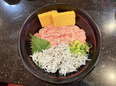ネギトロしらす丼 ネギトロしらす丼の写真
