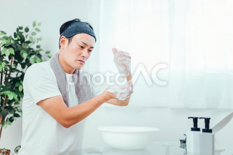 泡洗顔する男性（泡立てる・困る） 洗顔,困る,泡洗顔の写真素材