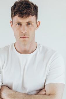 カメラ目線で腕組みをする男性（白背景） 男性,外国人,欧米人の写真素材