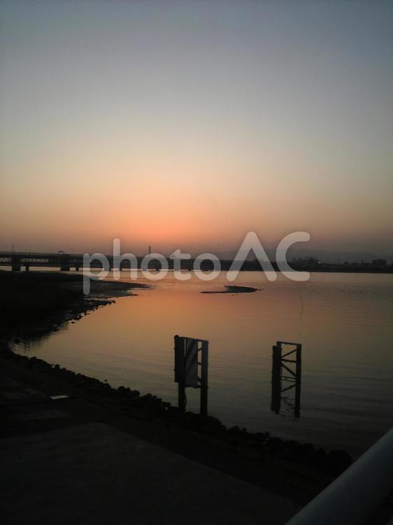 夕暮れに染まる湖 夕暮れ,夕日,燃えるの写真素材