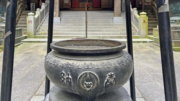 坂東33観音 17番 満願寺 本堂の香炉 坂東33観音 17番 満願寺 本堂の香炉 満願寺,出流山,香炉の写真素材