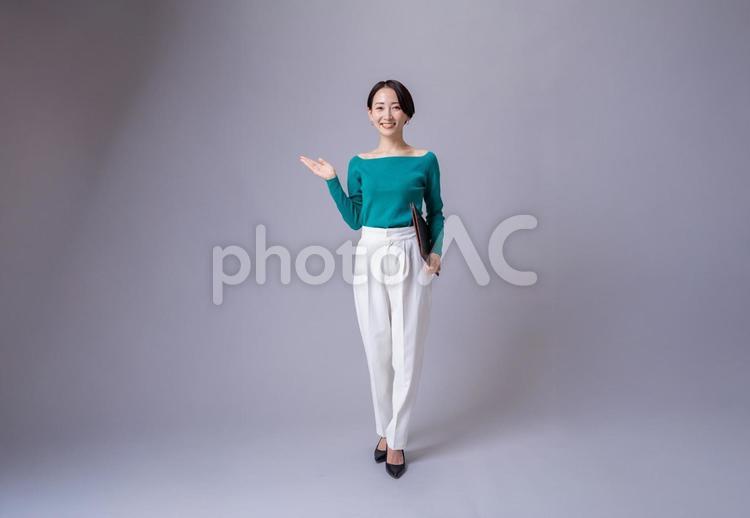 案内をするショートの女性 エンジニア,se,ビジネスの写真素材