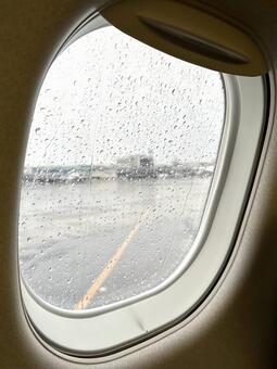 飛行機の座席から見る雨の機窓 飛行機,窓,雨の写真素材