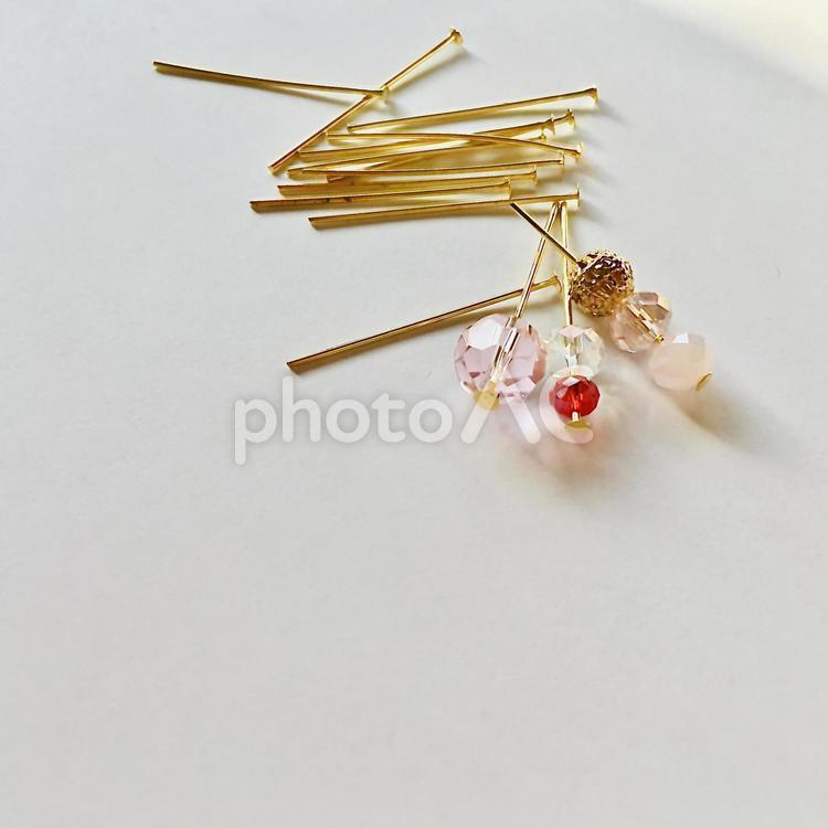 Tピン　金色　ガラスビーズ　白い背景　白いバックグラウンド tピン,白いバックグラウンド,白い背景の写真素材