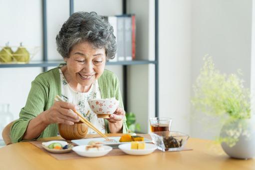 朝食を食べるシニアの女性 朝食を食べるシニアの女性 食事,シニア,女性の写真素材