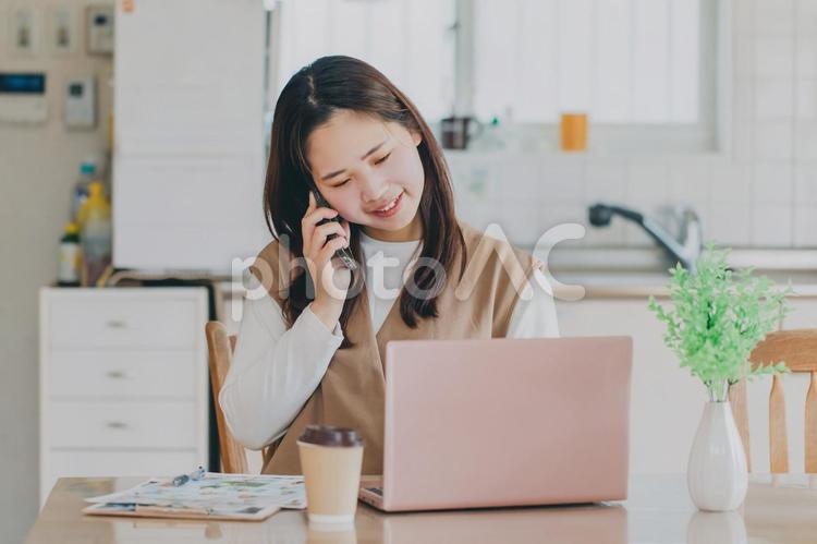 自宅で仕事をする女性　business 仕事,働く女性,キャリアウーマンの写真素材