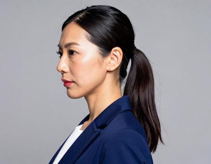 スーツ姿の女性 スーツ姿の女性の写真