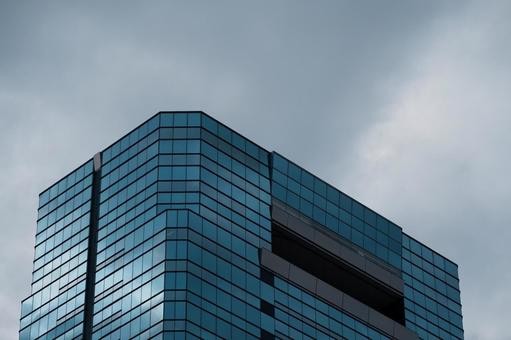 曇り空へ伸びるビル ビル,高層ビル,空の写真素材