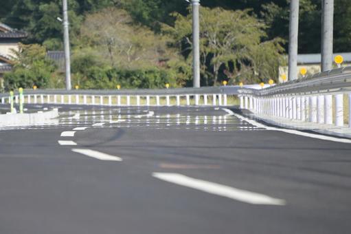 暑い日にアスファルトの道路に現れた逃げ水 暑い日にアスファルトの道路に現れた逃げ水 逃げ水,道路,地面の写真素材