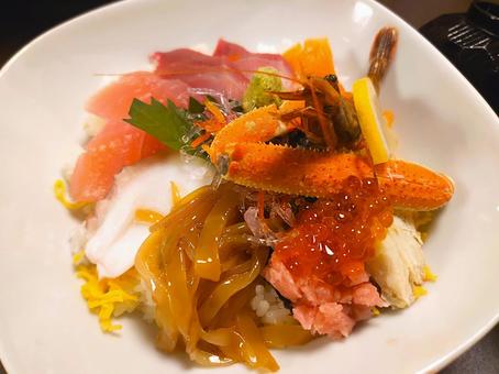 Photo, bowl of rice topped with sashimi, cuisine, japanese food, 