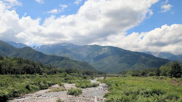 夏の八方尾根と白馬オリンピック大橋 夏の八方尾根と白馬オリンピック大橋 八方尾根,夏山,北アルプスの写真素材
