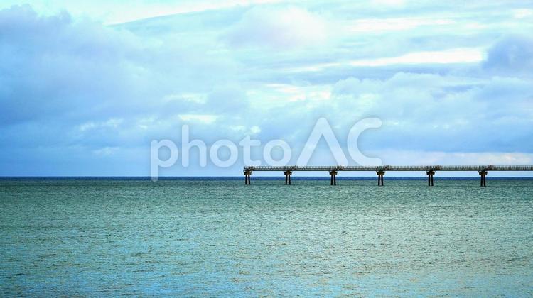 沖縄県那覇空港の滑走路 滑走路,雲,海の写真素材