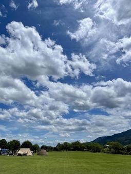夏の空の下キャンプ 夏の空の下キャンプの写真