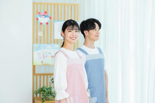 エプロンをして働く人 保育士,笑顔,エプロンの写真素材