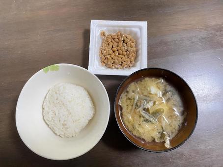 主婦のお昼ご飯 主婦のお昼ご飯 ごはん,お味噌汁,納豆の写真素材