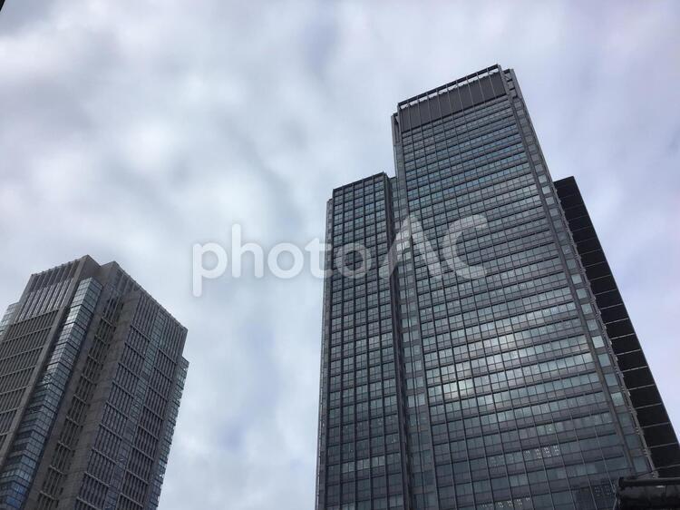 丸の内のビジネス街 サラリーマン,見上げる,風景の写真素材
