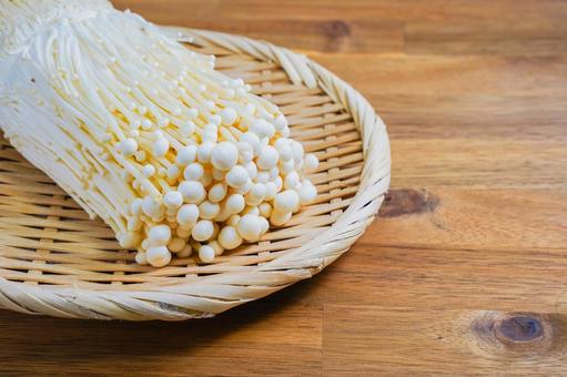 竹ざるの上のえのき えのき,きのこ,竹ざるの写真素材