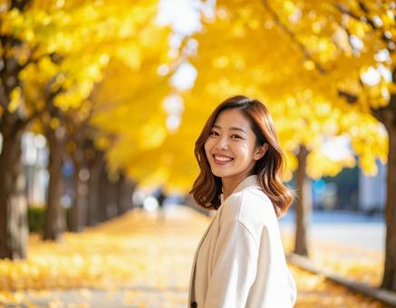 ストリートスナップ・イチョウ並木の彼女 ストリートスナップ・イチョウ並木の彼女の写真