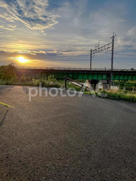 鉄塔と夕暮れ 夕焼け,夕暮れ,電車の写真素材