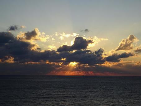 夕焼けと海の写真