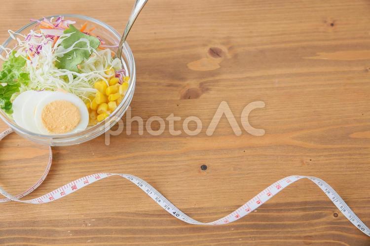 ダイエットのイメージ サラダ,ダイエット,メジャーの写真素材