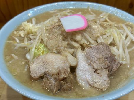 背脂たっぷり二郎系ラーメンの豪快一杯 背脂たっぷり二郎系ラーメンの豪快一杯 ラーメン,二郎系,背脂の写真素材