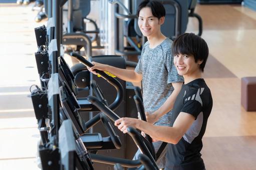 スポーツジムでトレーニングをする若い男女 スポーツジム,フィットネス,ダイエットの写真素材