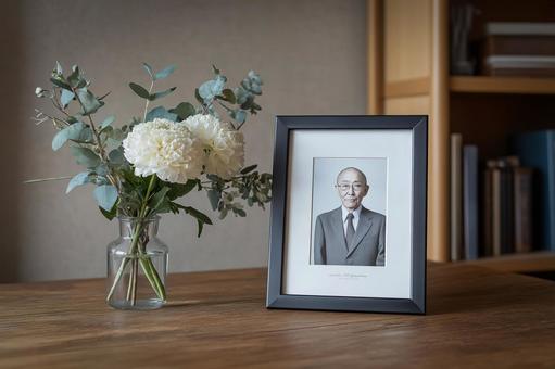 おじいちゃんの遺影が入った黒い額縁写真 おじいちゃんの遺影が入った黒い額縁写真の写真