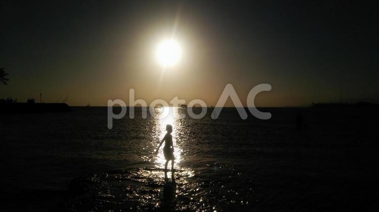 ハワイの夕日 ハワイ,海,夕日の写真素材